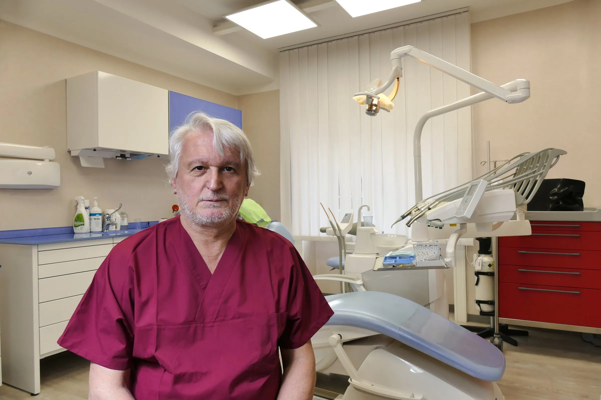 Il Dott. Giancarlo Gabelli nella sala operativa del suo studio dentistico a Milano