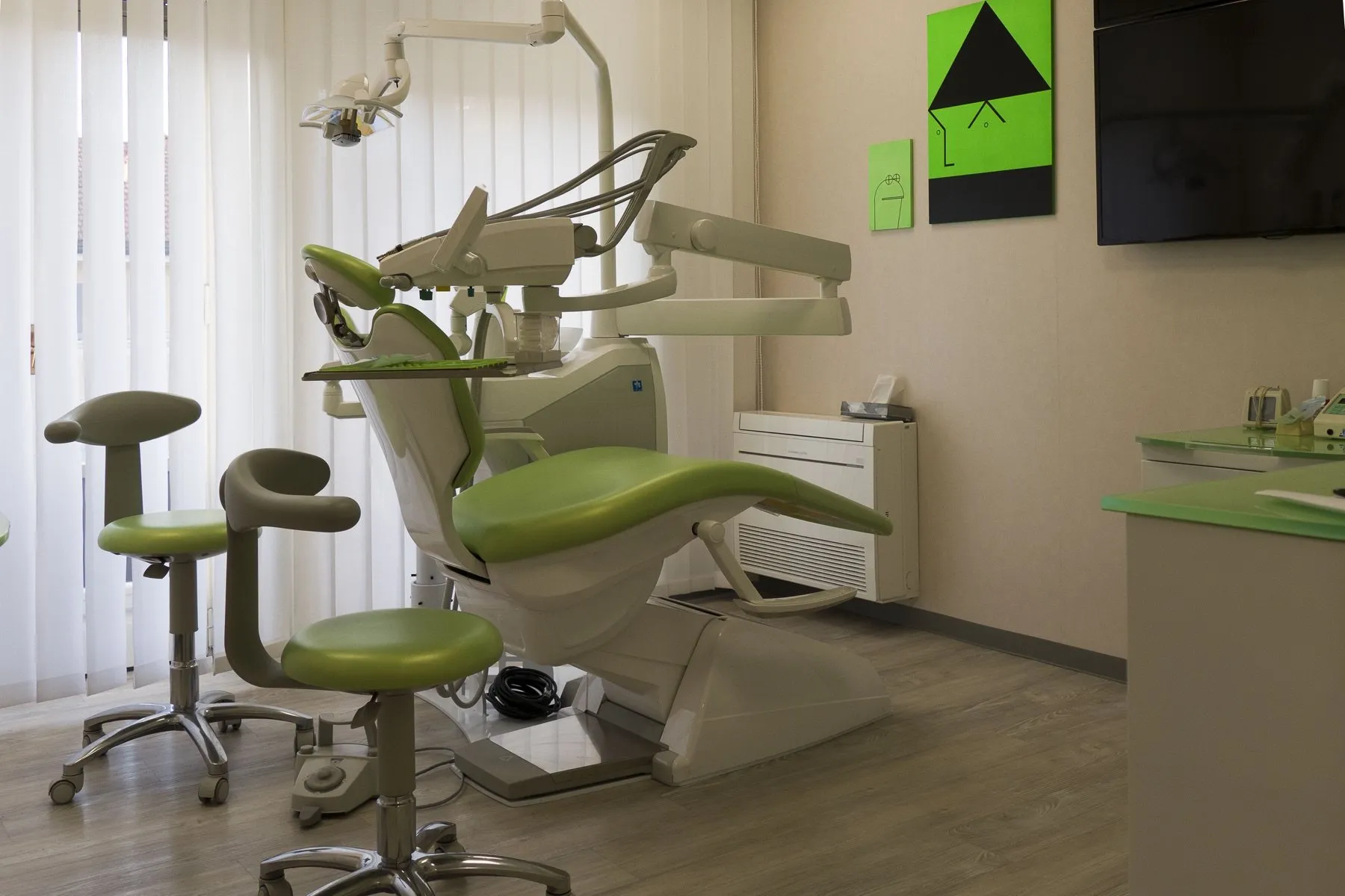 Sala operativa con riunito odontoiatrico