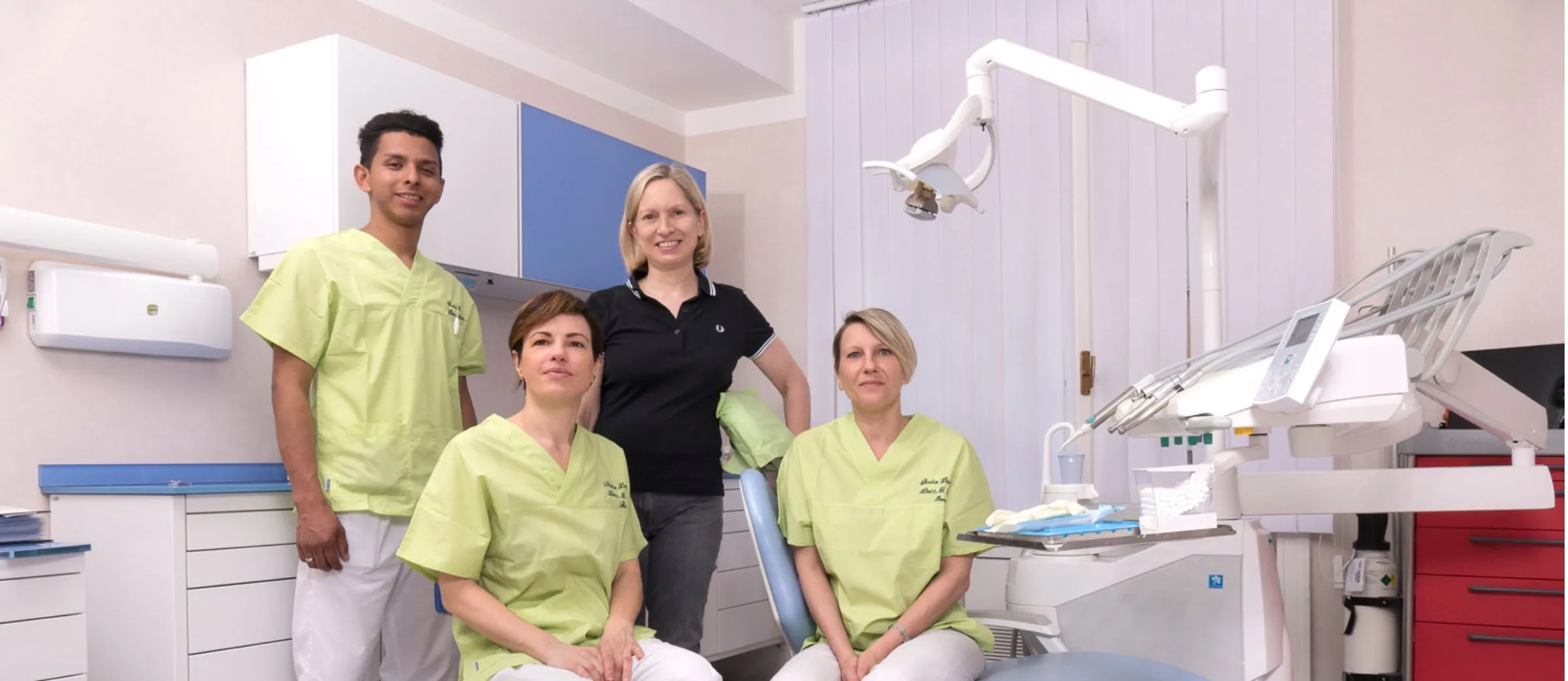 Lo staff dello studio dentistico Gabelli nella sala operativa