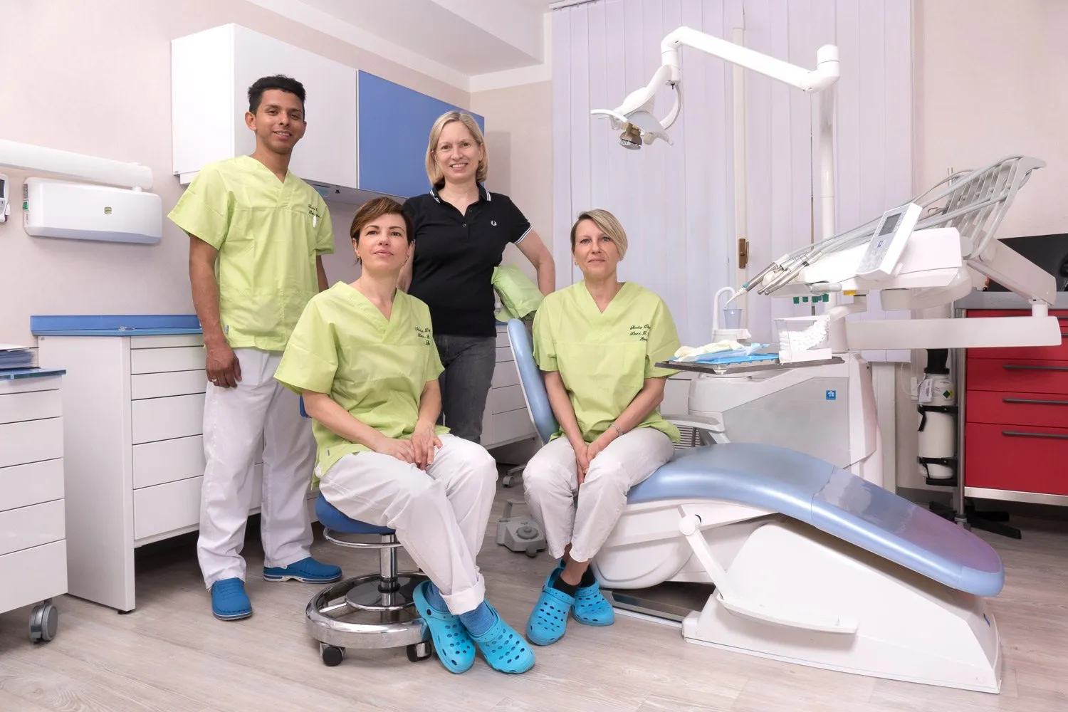 Lo staff dello studio dentistico Gabelli nella sala operativa