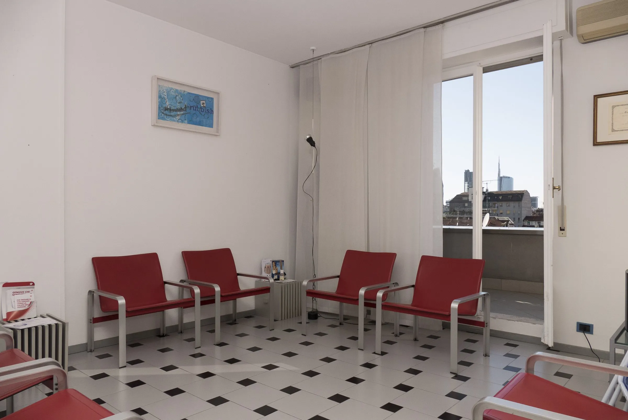 Sala d’attesa luminosa dello studio dentistico Gabelli